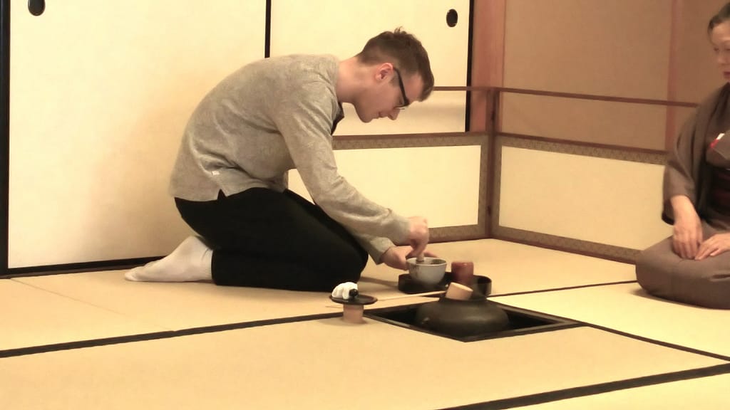 お客様が自分で抹茶をたてる画像