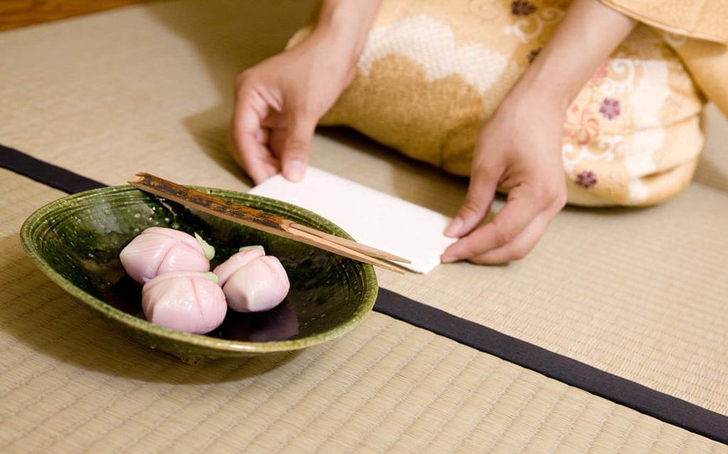 懐紙を出して、お菓子を頂く作法の画像