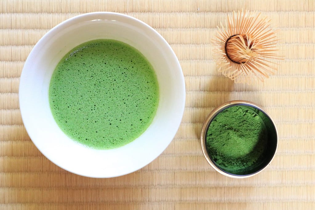 抹茶、棗、茶筅の画像