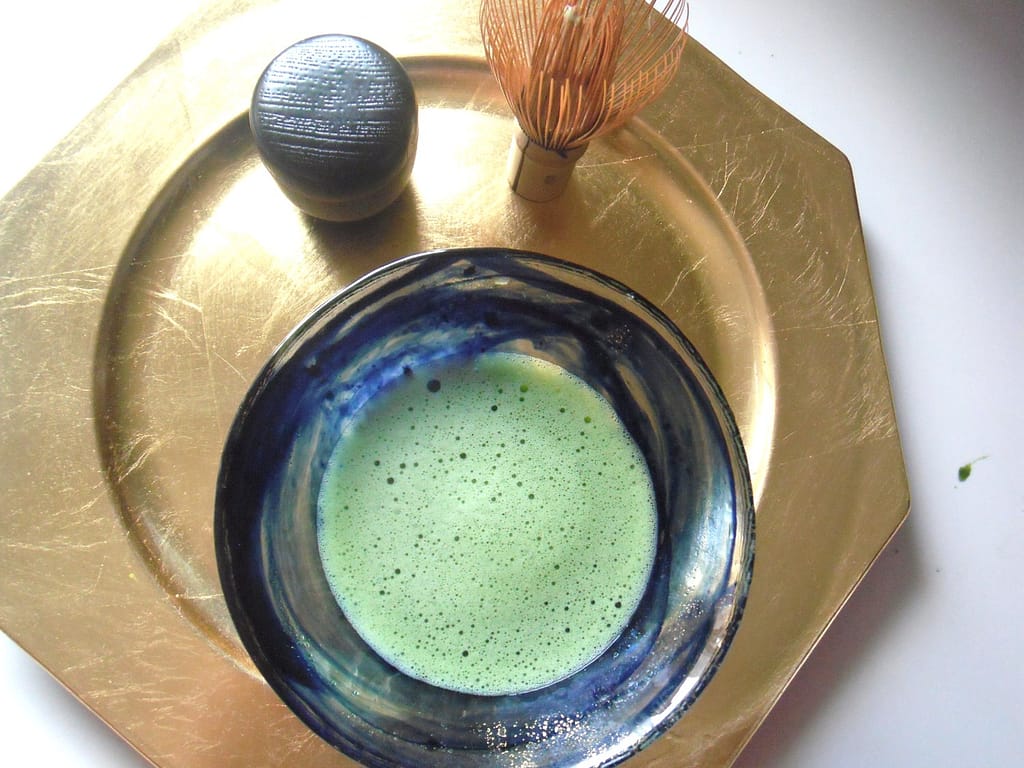 夏に使われる平茶碗にお抹茶一服