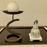 月に見立てたろうそくとうさぎの香炉