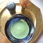 夏に使われる平茶碗にお抹茶一服