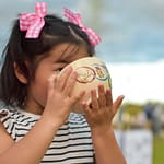 女の子が抹茶を飲んでいる画像