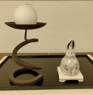 月に見立てたろうそくとうさぎの香炉