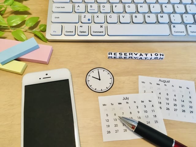 スケジュール用PCとスマホ、カレンダーの画像