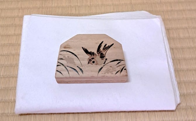 鳴子に稲穂とすずめの絵