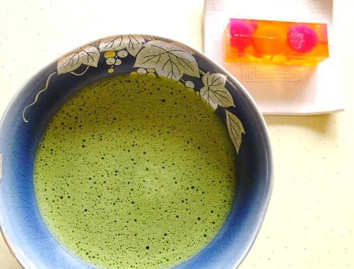 涼しげな寒天のお菓子と平茶碗の抹茶一服