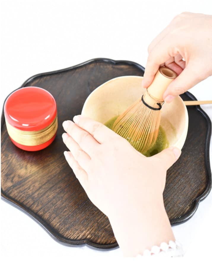 テーブルで抹茶を点てる画像