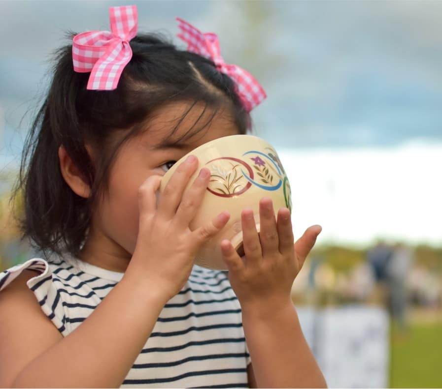 女の子が抹茶を飲んでいる画像