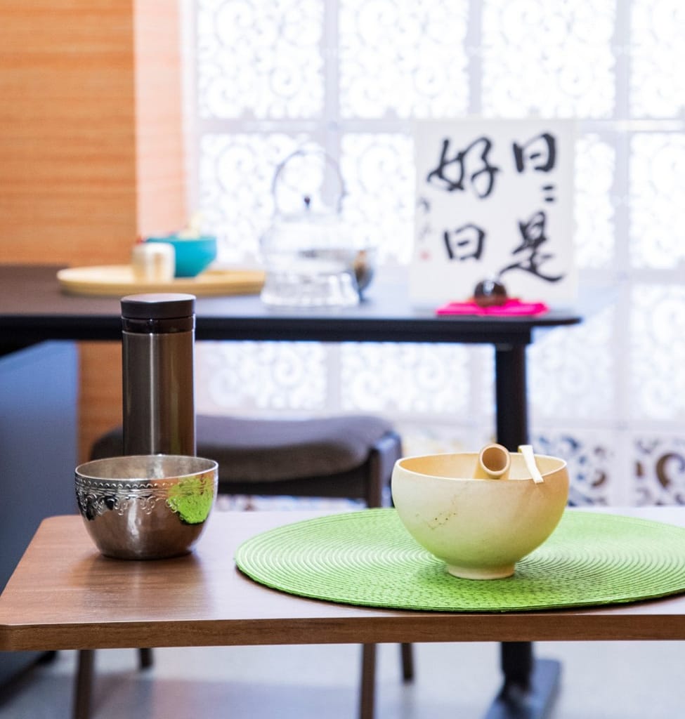 テーブルでもてなすイメージ画像